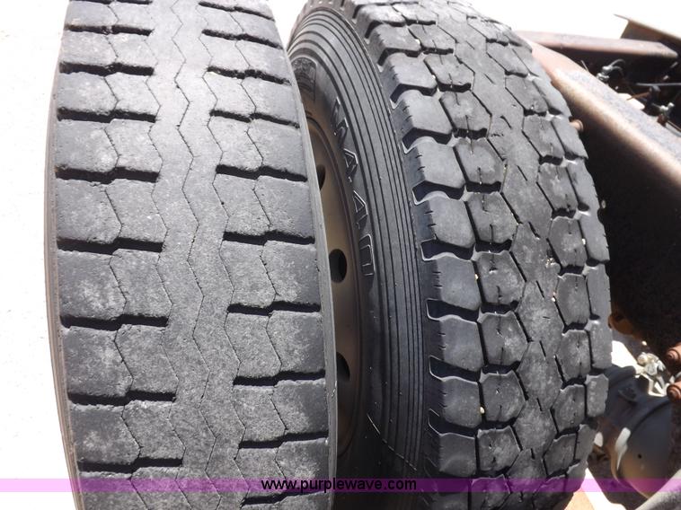 image for item K3987 1992 Freightliner FLD120 semi truck