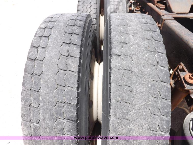 image for item K3987 1992 Freightliner FLD120 semi truck