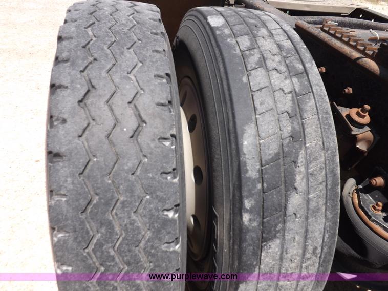 image for item K3987 1992 Freightliner FLD120 semi truck