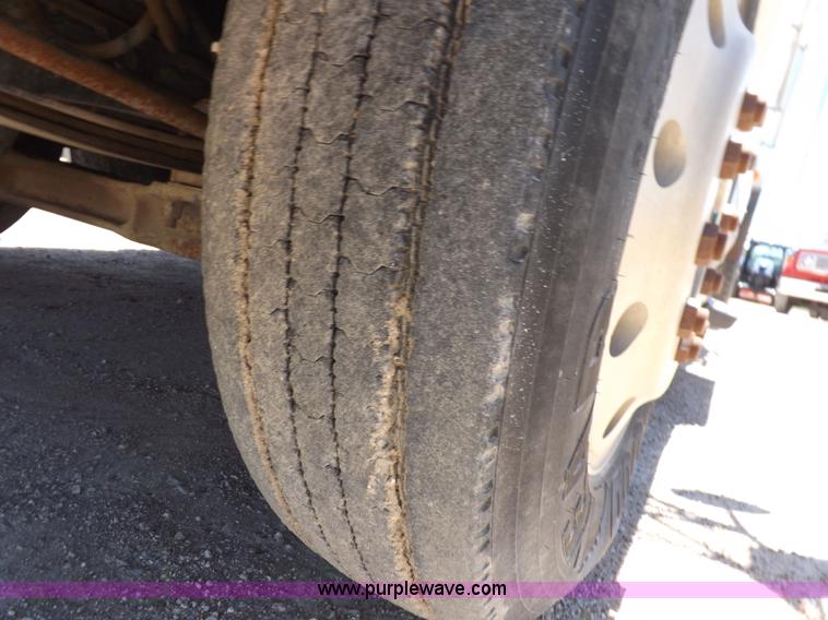 image for item K3987 1992 Freightliner FLD120 semi truck