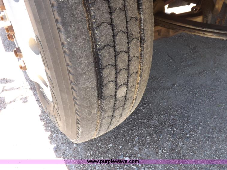 image for item K3987 1992 Freightliner FLD120 semi truck