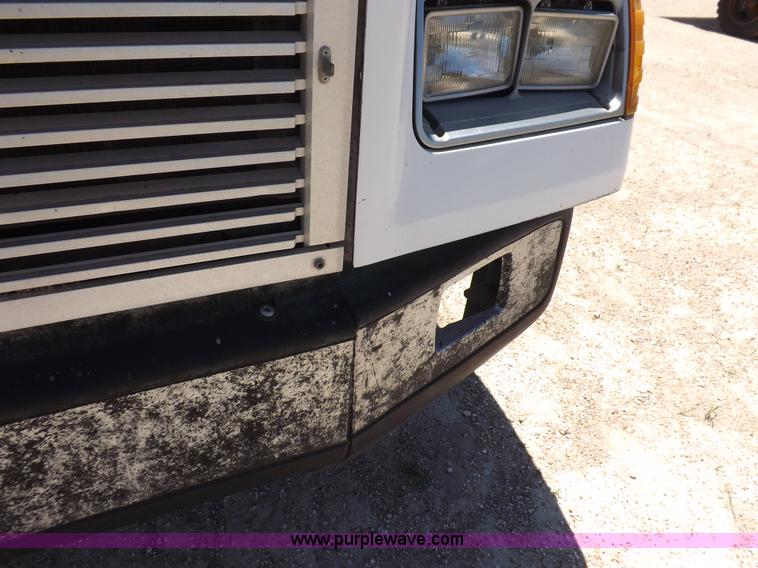 image for item K3987 1992 Freightliner FLD120 semi truck