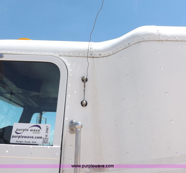 image for item K3987 1992 Freightliner FLD120 semi truck