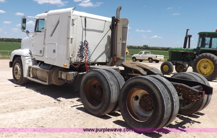 image for item K3988 1992 Freightliner FLD120 semi truck