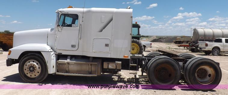 image for item K3988 1992 Freightliner FLD120 semi truck