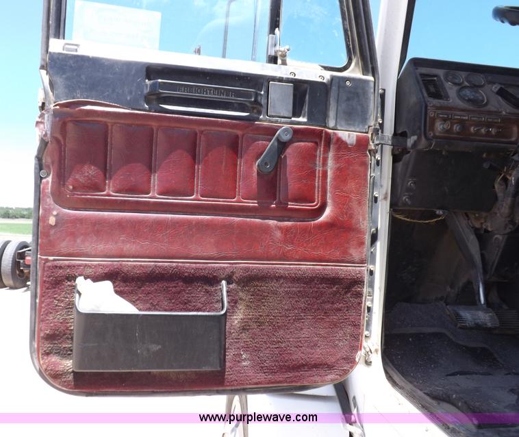 image for item K3988 1992 Freightliner FLD120 semi truck