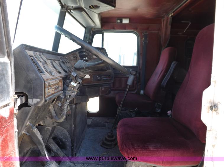 image for item K3988 1992 Freightliner FLD120 semi truck