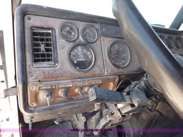 image for item K3988 1992 Freightliner FLD120 semi truck