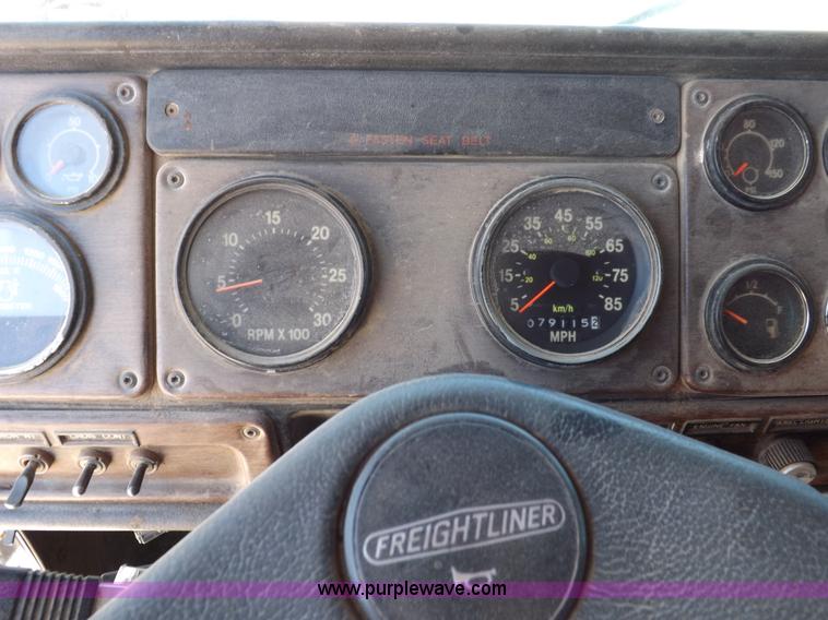 image for item K3988 1992 Freightliner FLD120 semi truck