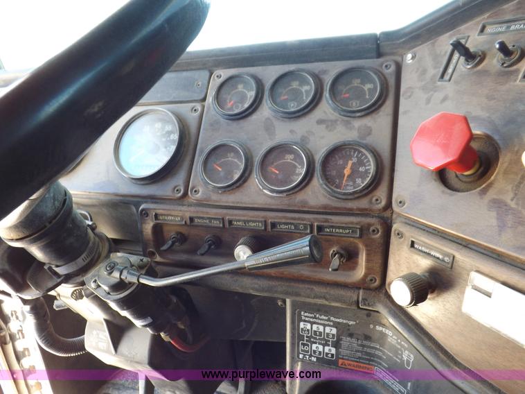 image for item K3988 1992 Freightliner FLD120 semi truck