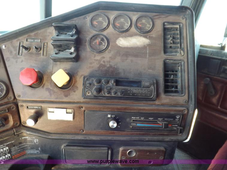 image for item K3988 1992 Freightliner FLD120 semi truck