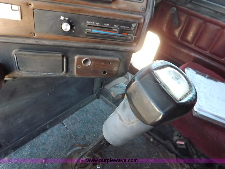 image for item K3988 1992 Freightliner FLD120 semi truck