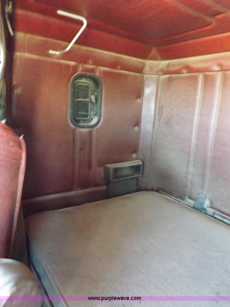 image for item K3988 1992 Freightliner FLD120 semi truck