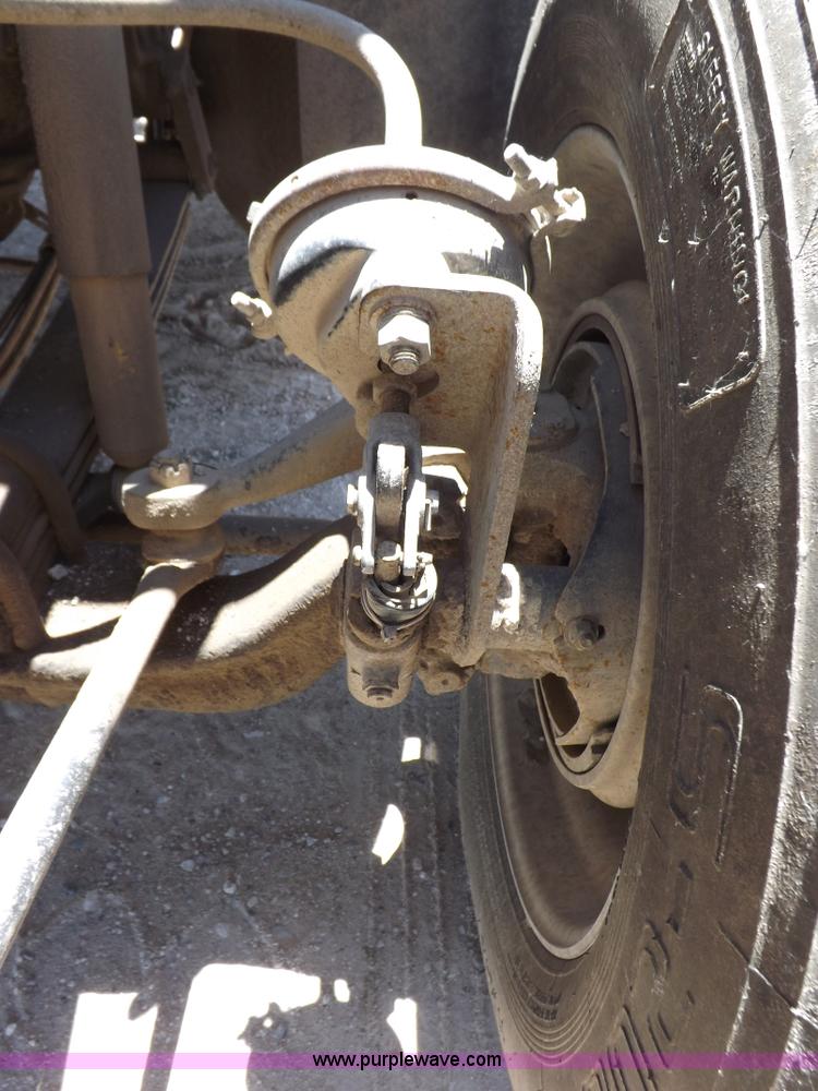 image for item K3988 1992 Freightliner FLD120 semi truck