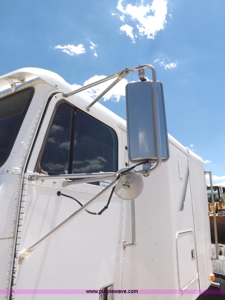 image for item K3988 1992 Freightliner FLD120 semi truck