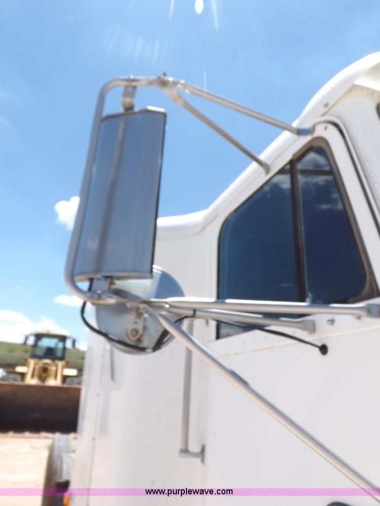 image for item K3988 1992 Freightliner FLD120 semi truck