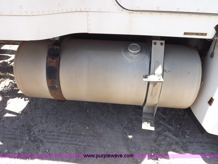 image for item K3988 1992 Freightliner FLD120 semi truck