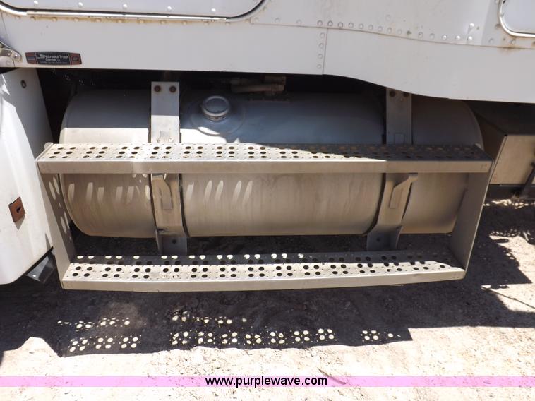 image for item K3988 1992 Freightliner FLD120 semi truck