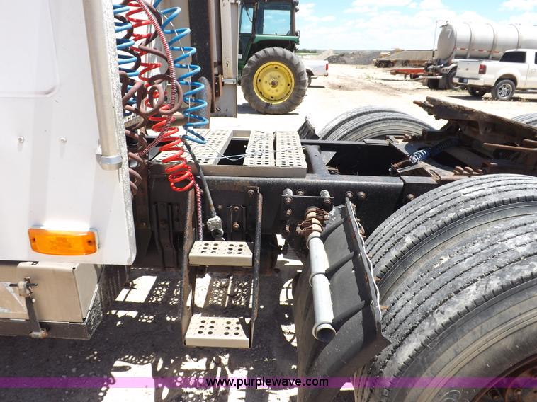 image for item K3988 1992 Freightliner FLD120 semi truck