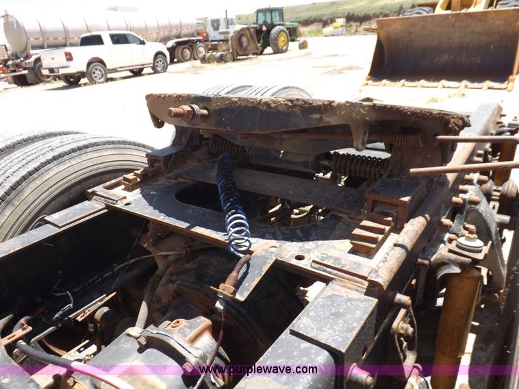 image for item K3988 1992 Freightliner FLD120 semi truck