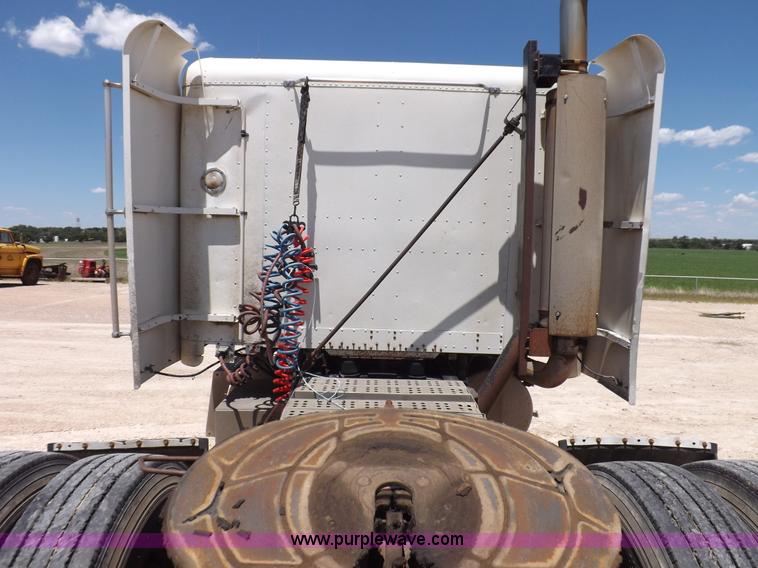 image for item K3988 1992 Freightliner FLD120 semi truck