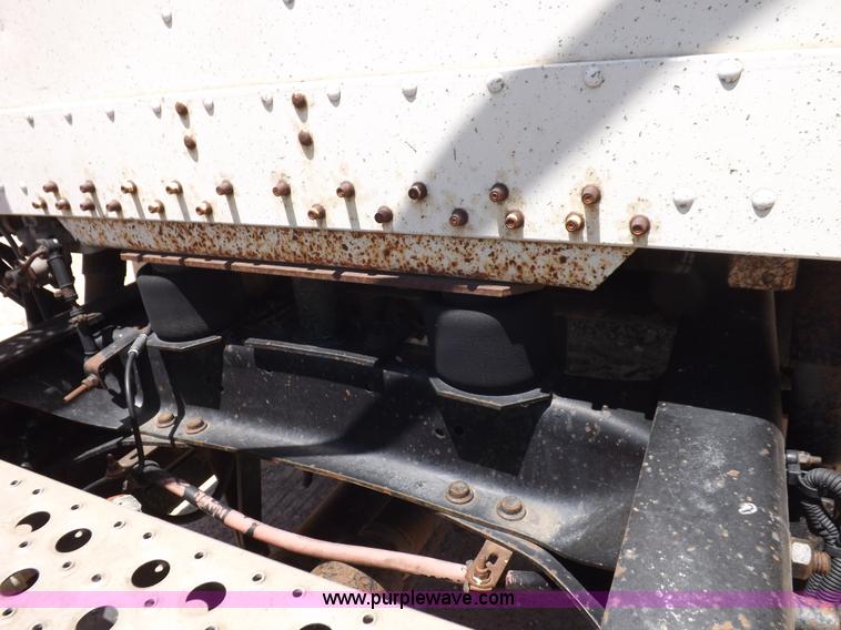 image for item K3988 1992 Freightliner FLD120 semi truck