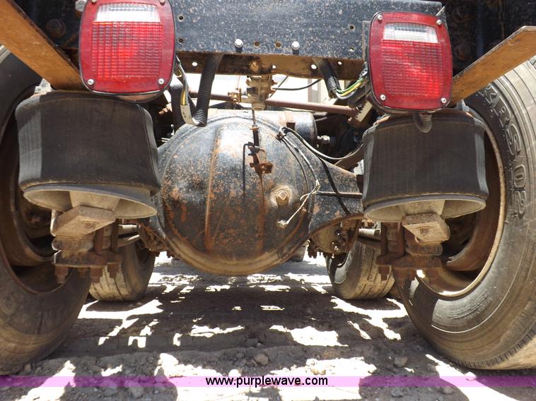 image for item K3988 1992 Freightliner FLD120 semi truck