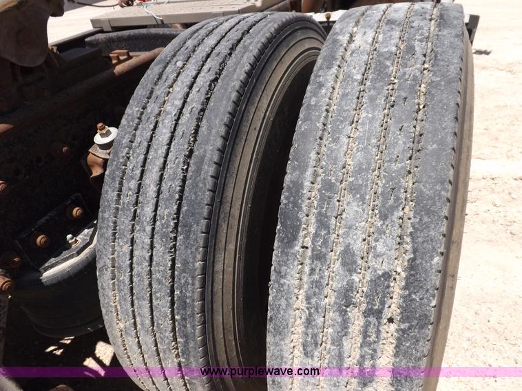 image for item K3988 1992 Freightliner FLD120 semi truck