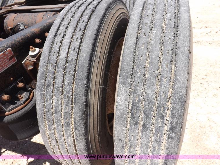 image for item K3988 1992 Freightliner FLD120 semi truck