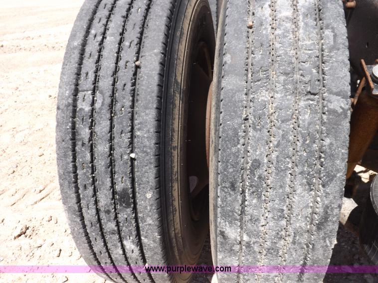 image for item K3988 1992 Freightliner FLD120 semi truck