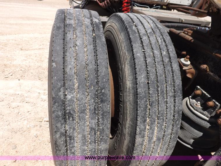 image for item K3988 1992 Freightliner FLD120 semi truck