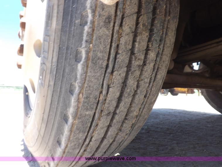 image for item K3988 1992 Freightliner FLD120 semi truck