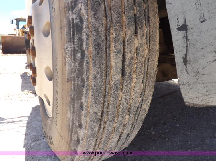 image for item K3988 1992 Freightliner FLD120 semi truck