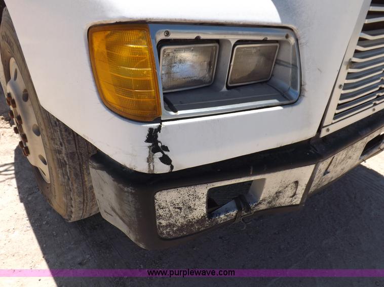 image for item K3988 1992 Freightliner FLD120 semi truck