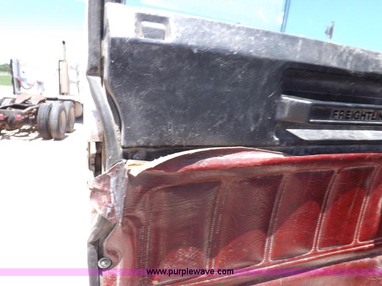 image for item K3988 1992 Freightliner FLD120 semi truck