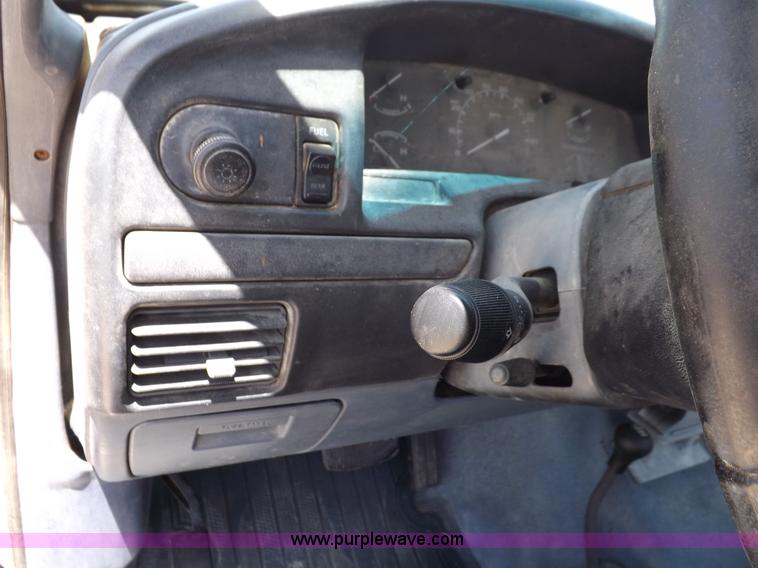 image for item K3992 1992 Ford F150 pickup truck