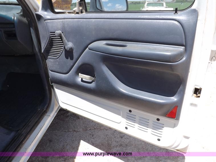 image for item K3992 1992 Ford F150 pickup truck