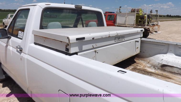 image for item K3992 1992 Ford F150 pickup truck