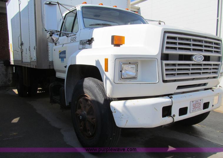 image for item K5664 1994 Ford F700 box truck