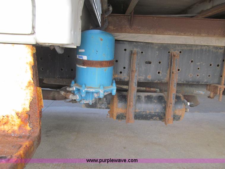 image for item K5664 1994 Ford F700 box truck