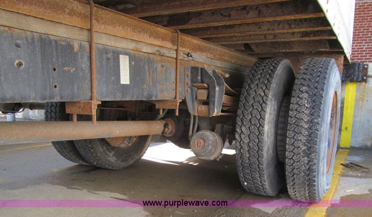 image for item K5664 1994 Ford F700 box truck