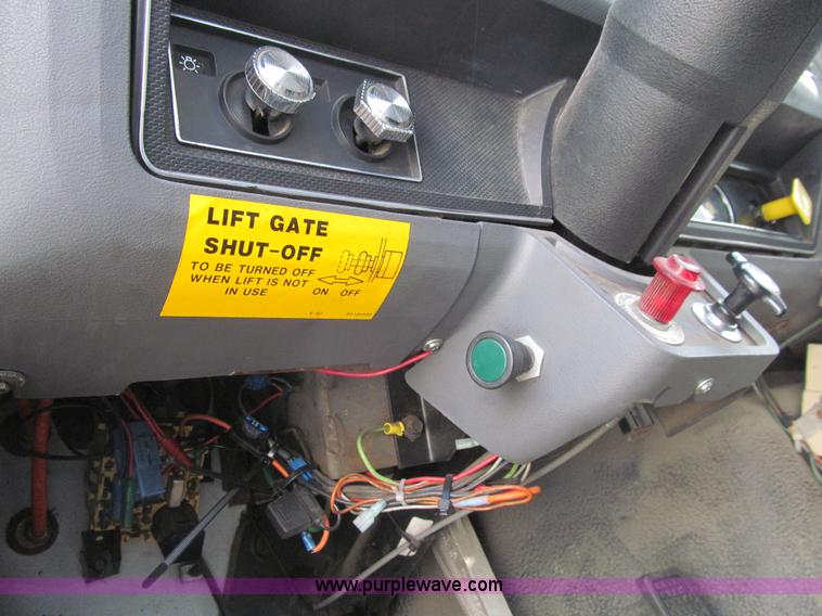 image for item K5664 1994 Ford F700 box truck