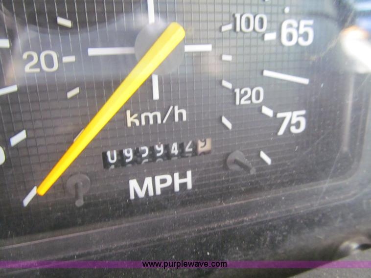 image for item K5664 1994 Ford F700 box truck