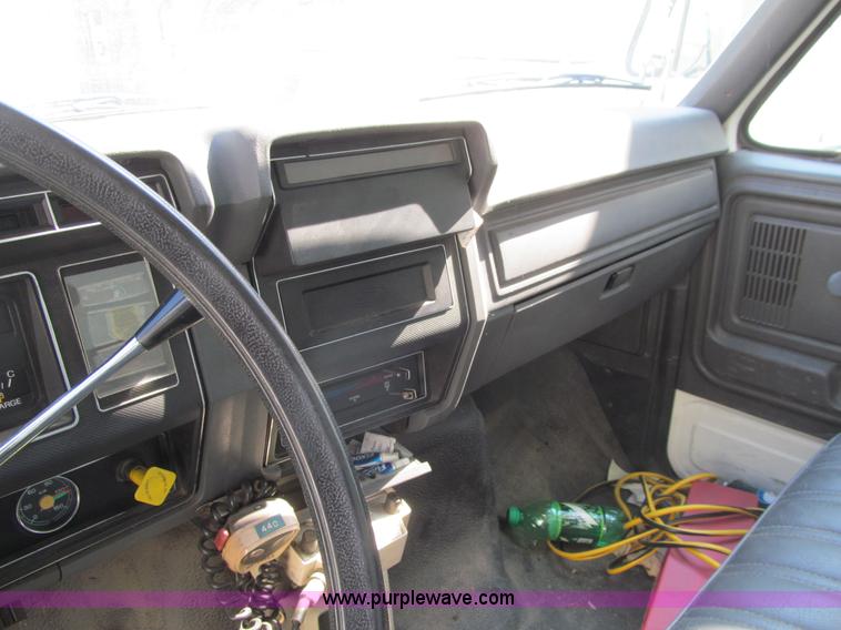 image for item K5664 1994 Ford F700 box truck