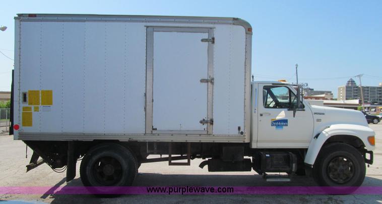 image for item K5666 1998 Ford F800 box truck