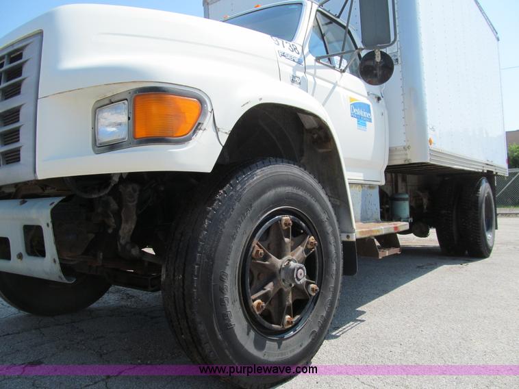 image for item K5666 1998 Ford F800 box truck