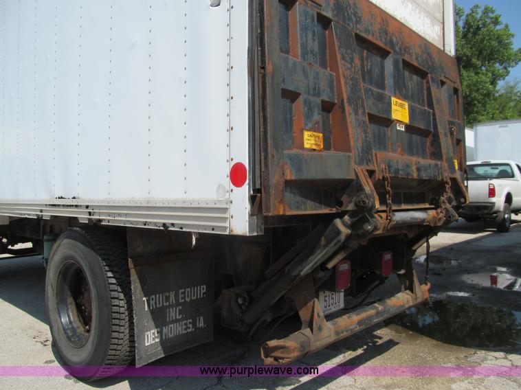 image for item K5666 1998 Ford F800 box truck