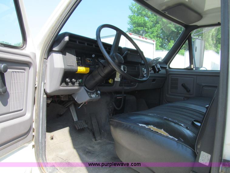 image for item K5666 1998 Ford F800 box truck