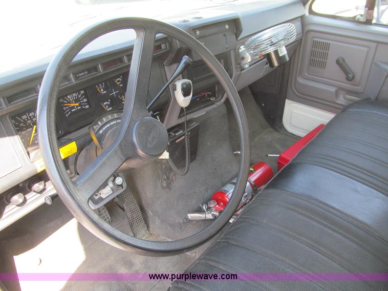 image for item K5666 1998 Ford F800 box truck