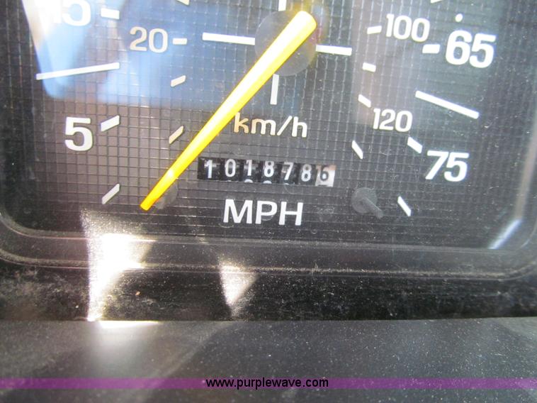 image for item K5666 1998 Ford F800 box truck